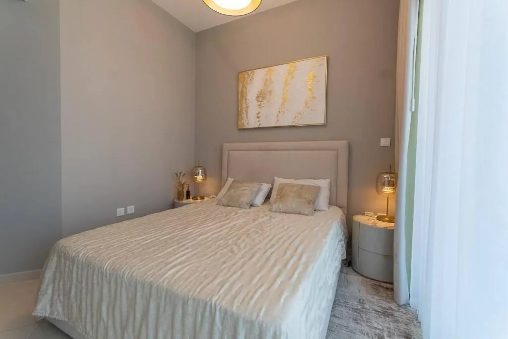 Convenient Location L Large Balcony L Great Pool Apartment Dubai 0*,